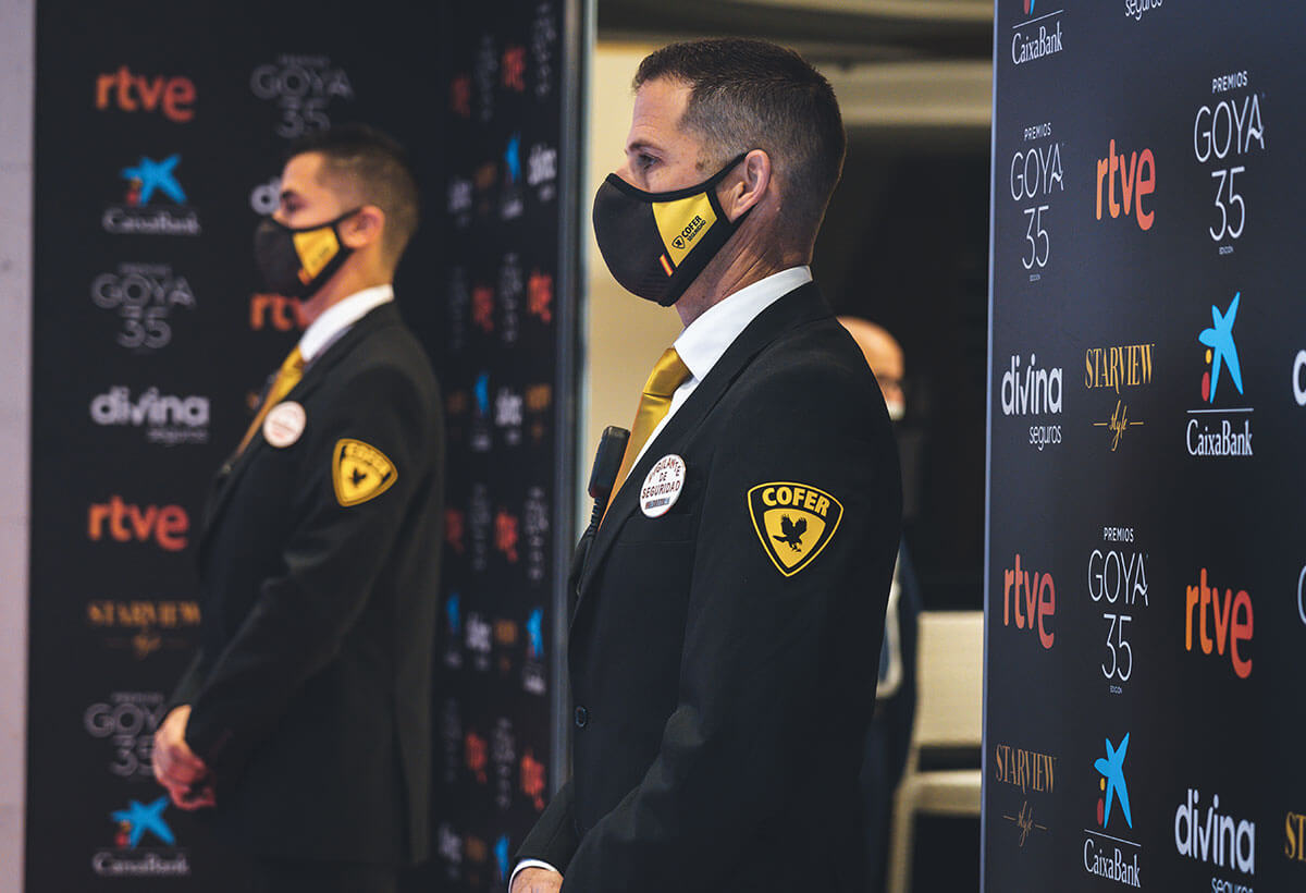 Vigilantes en uniforme de gala en Gala de los Premios Goya Málaga