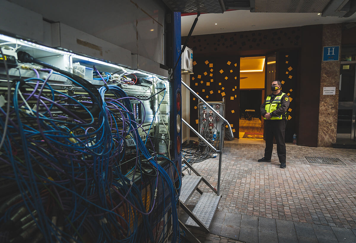 Vigilangte de seguridad en infraestructura de retransmisión televisión