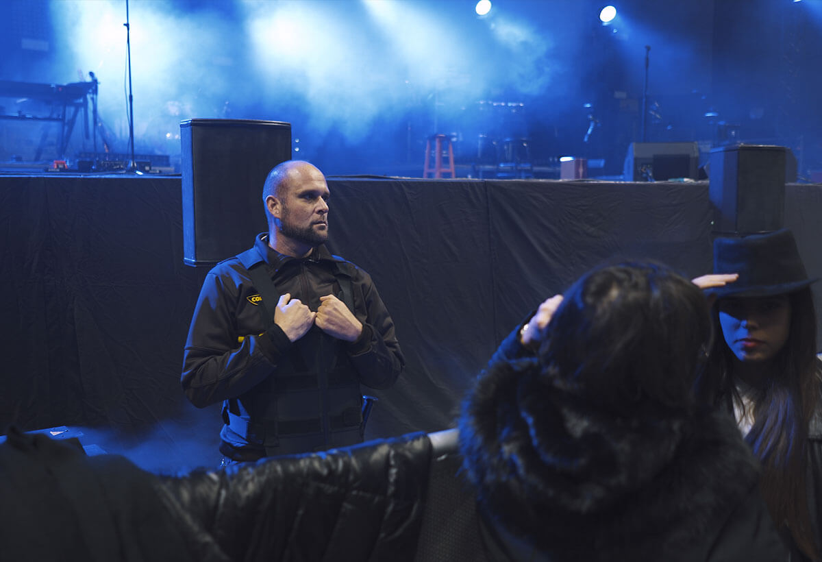 Vigilante de seguridad ubicadi en área de escenario durante concierto