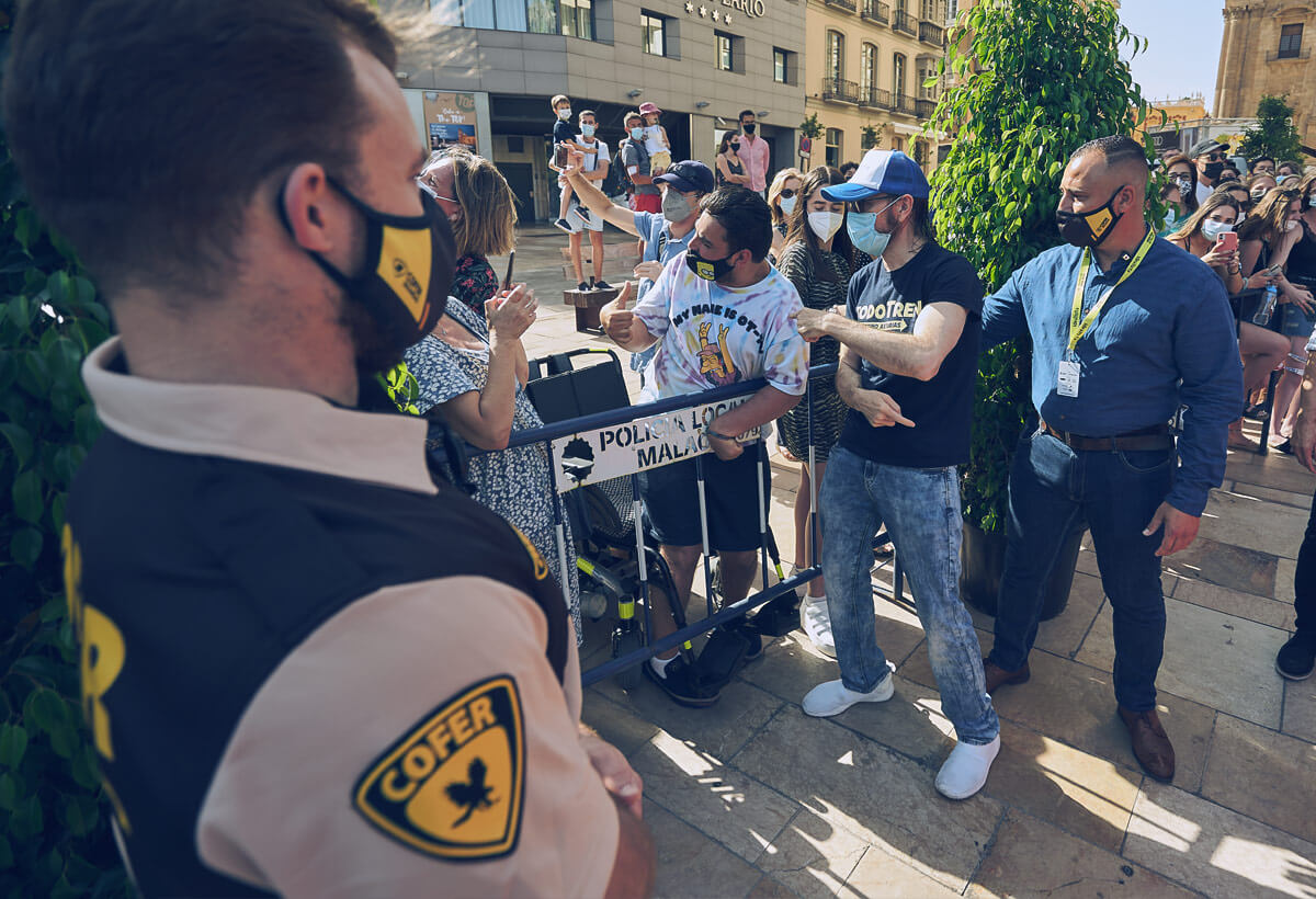 Vigilancia hotel Málaga Palacio durante firma autógrafos actores festival de cine Málaga